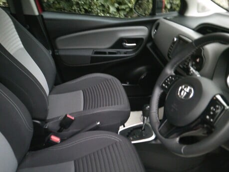 Toyota Yaris VVT-I ICON ONLY 13,000 MILES FROM NEW 5