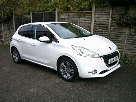 Peugeot 208 ALLURE ONLY 28,000 MILES FROM NEW