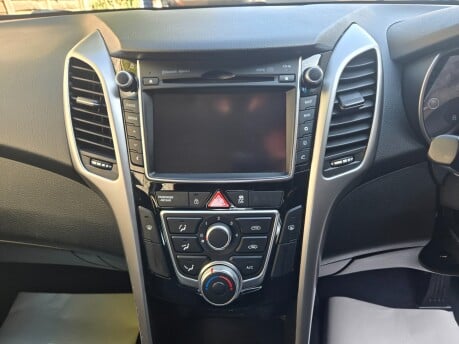 Hyundai i30 SE NAV ONLY 30,000 MILES FROM NEW 8
