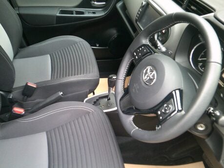 Toyota Yaris VVT-I ICON TECH ONLY 12,000 MILES FROM NEW 5
