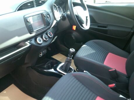 Toyota Yaris VVT-I SPORT ONLY 18,000 MILES FROM NEW 13