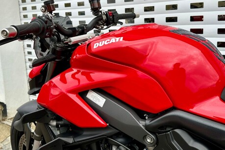 Ducati Streetfighter V4 STREETFIGHTER V4 11