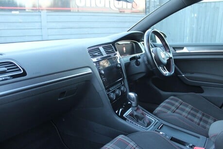 Volkswagen Golf GTI PERFORMANCE TSI DSG 18