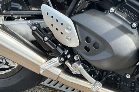 Triumph Thruxton 1200 100 TON UP SPECIAL EDITION 17