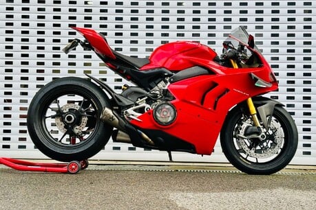 Ducati Panigale V4 Panigale V4S 1