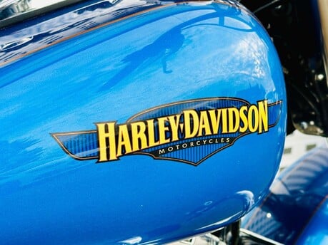 Harley-Davidson Softail 1690 Heritage Classic Custom Cruiser 