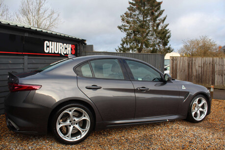 Alfa Romeo Giulia 2.9 Giulia V6 Bi-T Quadrifoglio Auto 4dr 9