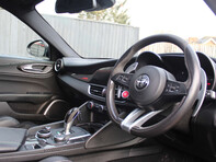 Alfa Romeo Giulia 2.9 Giulia V6 Bi-T Quadrifoglio Auto 4dr 5
