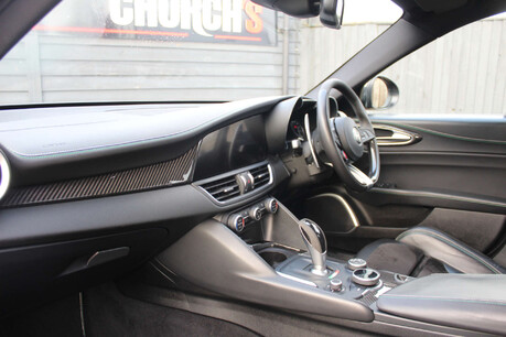 Alfa Romeo Giulia 2.9 Giulia V6 Bi-T Quadrifoglio Auto 4dr 19