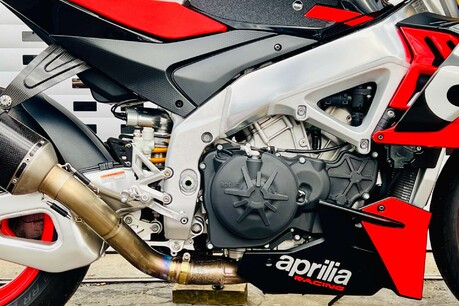 Aprilia Tuono 1.1 Tuono V4 1100 Factory 8