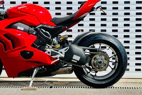 Ducati Panigale V4 Panigale V4S 32