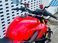 Ducati Streetfighter V4 Streetfighter V4S 13