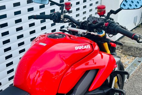 Ducati Streetfighter V4 Streetfighter V4S 13