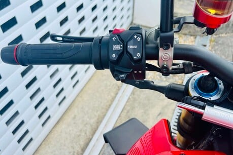 Ducati Streetfighter V4 Streetfighter V4S 17
