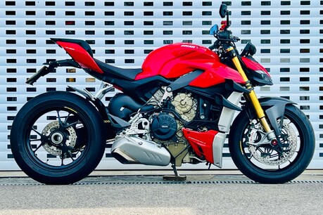 Ducati Streetfighter V4 Streetfighter V4S 1