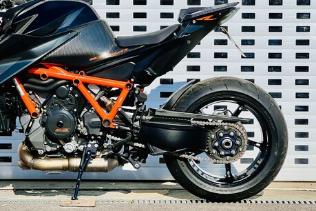 KTM 1290 SUPERDUKE R 20 27