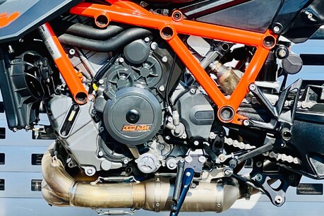 KTM 1290 SUPERDUKE R 20 30