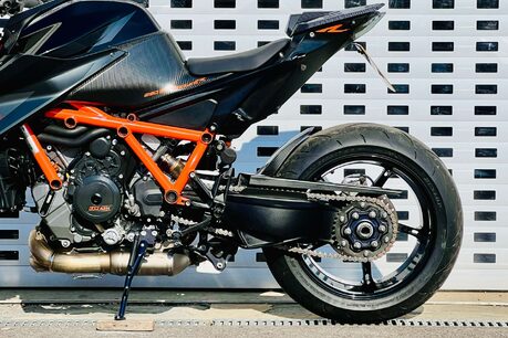 KTM 1290 SUPERDUKE R 20 27
