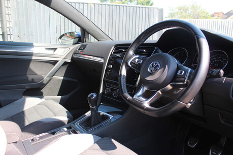 Volkswagen Golf 1.5 Golf R-Line Edition TSi Evo 5dr 4