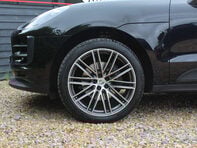 Porsche Macan 2.0 Macan Semi-Auto 4WD 5dr 19