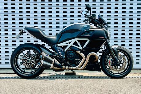 Ducati Diavel Diavel Carbon White 1