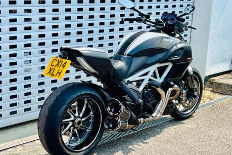 Ducati Diavel Diavel Carbon White 2