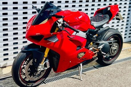 Ducati Panigale V4 Panigale V4S 24