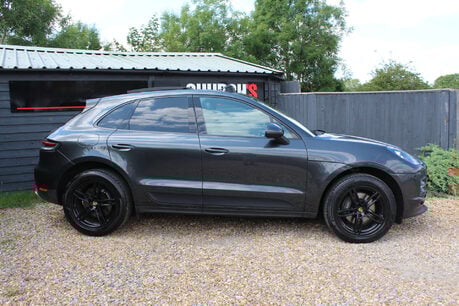 Porsche Macan 2.0 Macan Semi-Auto 4WD 5dr 9