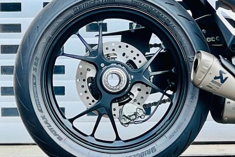 Ducati Panigale V4 Panigale V4S 11