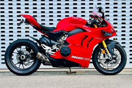 Ducati Panigale V4 Panigale V4S 1