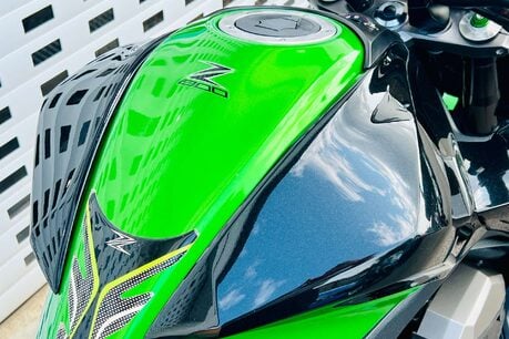 Kawasaki ZR Z800 12