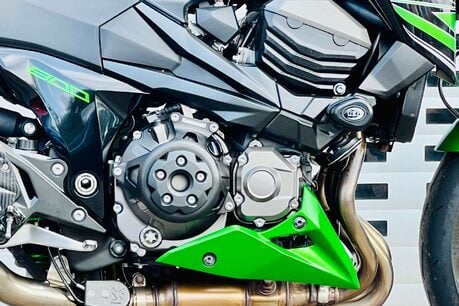 Kawasaki ZR Z800 11