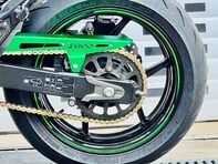 Kawasaki ZR Z800 30