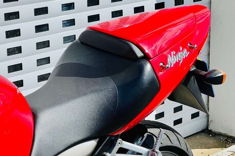 Kawasaki ZX ZX12-R 29
