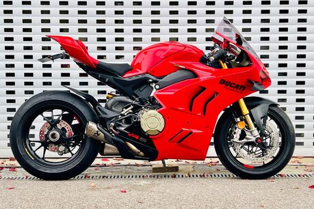 Ducati Panigale V4 Panigale V4S 1