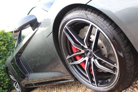 Audi R8 5.2 R8 V10 Quattro Semi-Auto 4WD 2dr 6