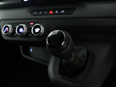 Renault Master LM35 Blue dCI 130 Advance Medium Roof 16