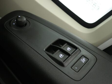 Peugeot Boxer 2.2 BlueHDi 140 L2H2 335 Professional 23