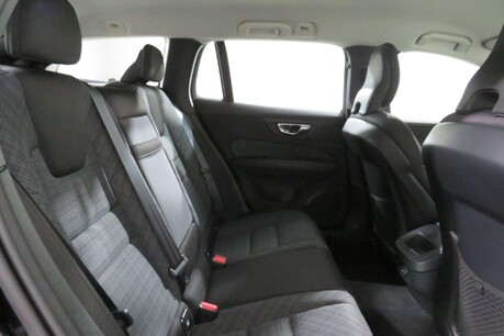 Volvo V60 B3 MOMENTUM MHEV Image 37