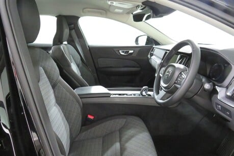 Volvo V60 B3 MOMENTUM MHEV Image 33