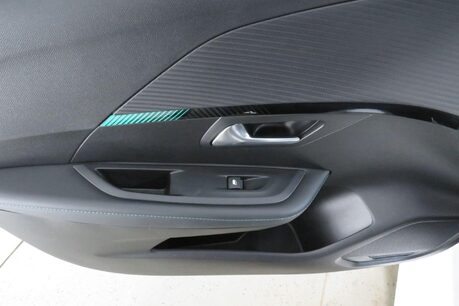 Peugeot 208 PURETECH ALLURE S/S Image 31