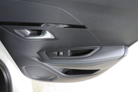 Peugeot 208 PURETECH ALLURE S/S Image 18