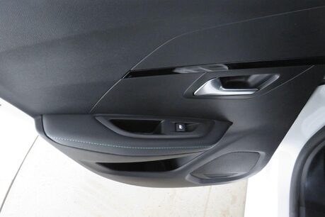Peugeot 208 PURETECH ALLURE S/S Image 19