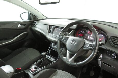 Vauxhall Grandland X SE Image 2