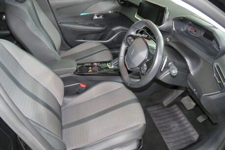 Peugeot 208 PURETECH ALLURE S/S Image 2