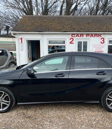 Mercedes-Benz A Class A180D SPORT EDITION ULEZ! 1 PREV OWNER-REVERSING CAMERA-1/2 LEATHER 74MPG!  3