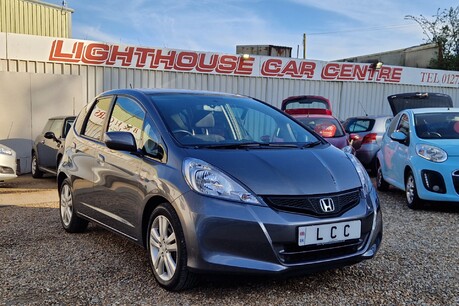 Honda Jazz I-VTEC ES PLUS.. AUTOMATIC..7 SERVICES...AIR CON..STUNNING EXAMPLE 