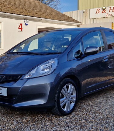 Honda Jazz I-VTEC ES PLUS.. AUTOMATIC..7 SERVICES...AIR CON..STUNNING EXAMPLE  3