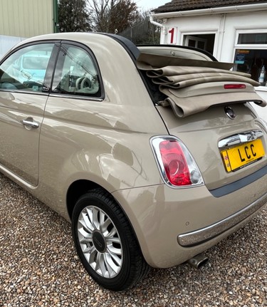 Fiat 500 LOUNGE AUTOMATIC. CONVERTIBLE.. 7 SERVICES..BLUE AND ME.£20 ROAD TAX 3