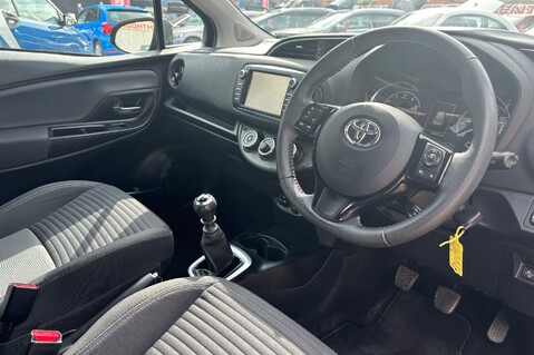 Toyota Yaris VVT-I DESIGN..1 PREVIOUS OWNER..SAT NAV..DAB RADIO..STUNNING EXAMPLE 3